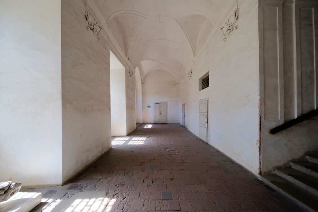 Historyczny korytarz Opactwa Cystersów w Lubiążu