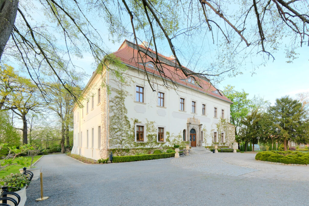 Pałac Mojęcice o zachodzie słońca