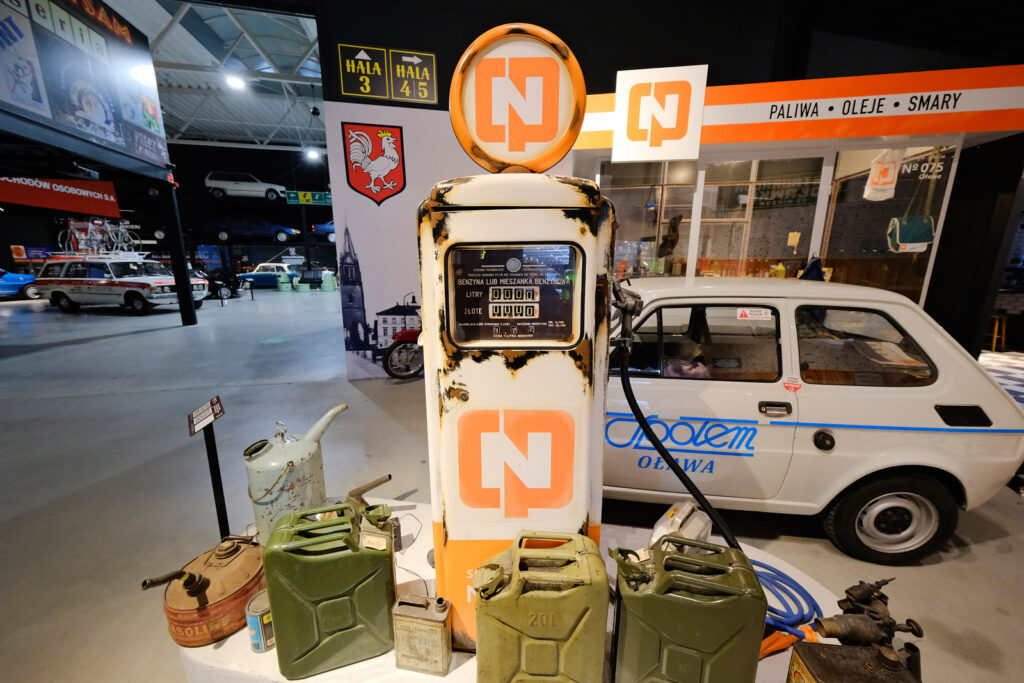 Fiat 126p Maluch i stacja CPN w Muzeum Wena w Oławie