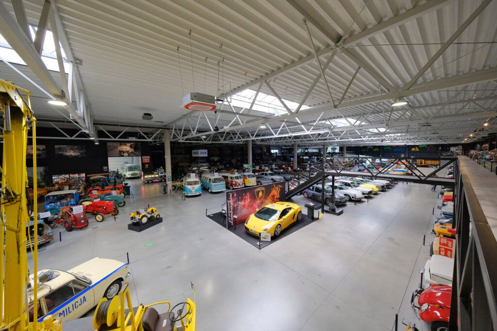 Wnętrze Muzeum Motoryzacji Wena w Oławie