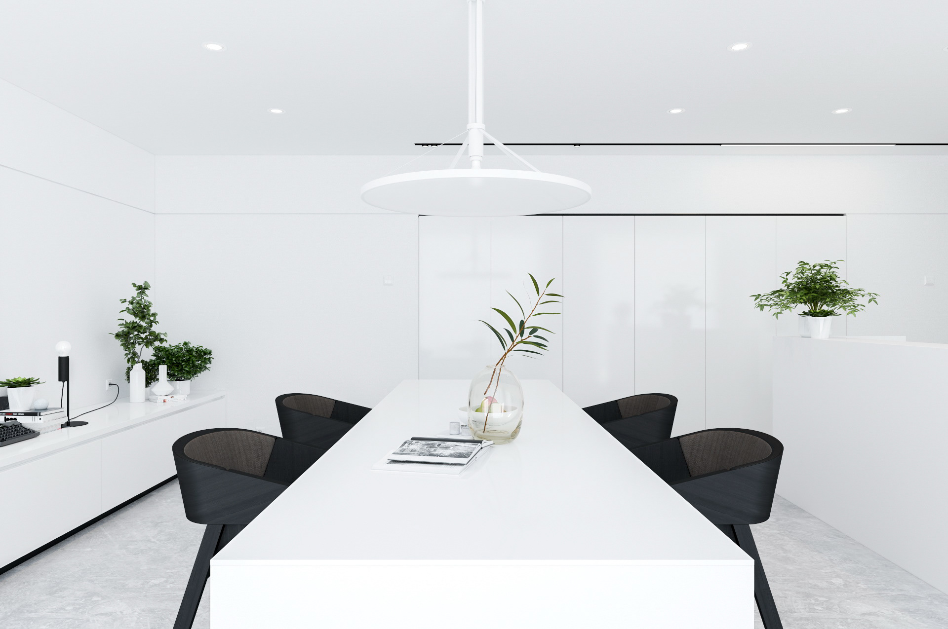 Biała jadalnia w minimalistycznym apartamencie z dużym stołem, czarnymi krzesłami i ukrytą zabudową ścienną