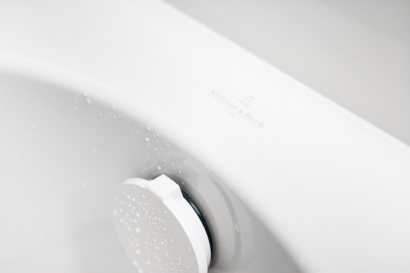 Detal białej wanny Villeroy & Boch w minimalistycznej łazience