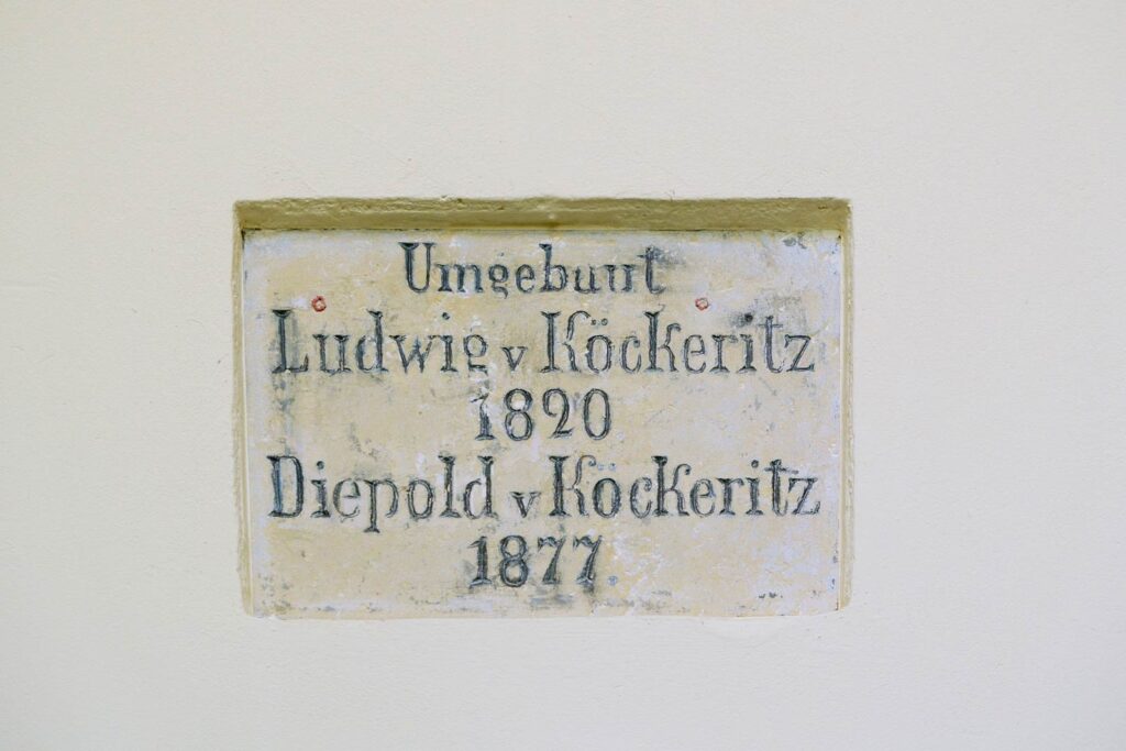 Wewnętrzny detal architektoniczny w Pałacu Mojęcice