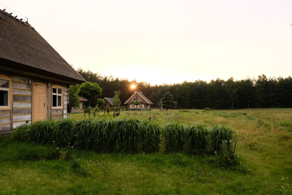 Dom w Betlejemce pokazany o poranku wśród naturalnego krajobrazu Borów Tucholskich