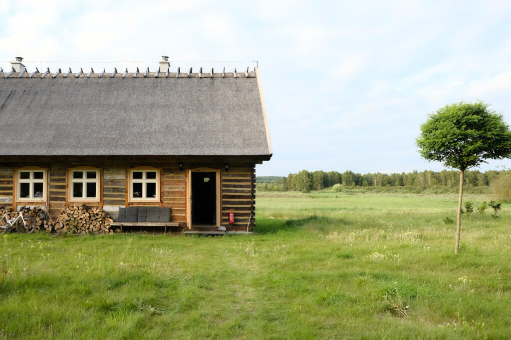 Dom w Betlejemce pokazany od frontu na tle naturalnego krajobrazu Borów Tucholskich